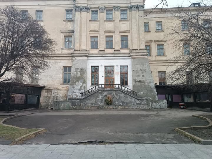 Львів через суд намагається добитися демонтажу незаконних терас, розташованих біля школи