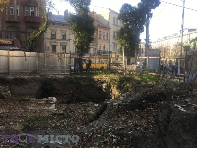 На площі Галицькій законсервували фундаменти костелу Воздвиження Чесного Хреста