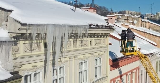 Львів'янин відсудив 200 тисяч за авто, на яке впала снігова брила