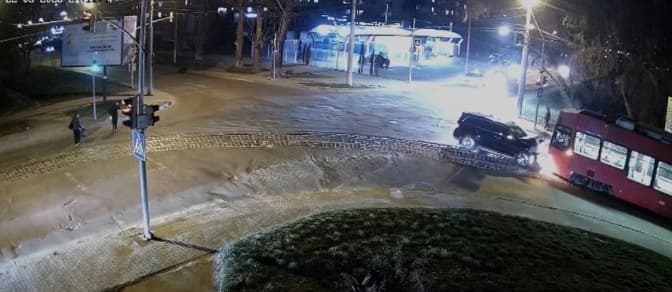 У Львові водій авто врізався в трамвай і втік з місця ДТП