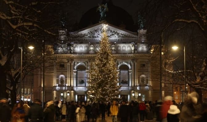 Як виглядала головна ялинка Львова протягом десяти років. Підсумки доби