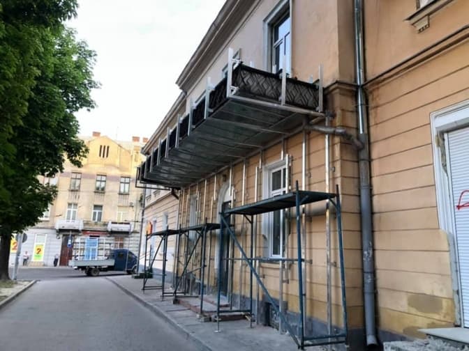 У Львові демонтують незаконну прибудову на вулиці Шота Руставелі. Фото