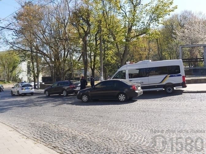 У Львові стріляли в автомобіль волонтера. Відкрито справу про хуліганство