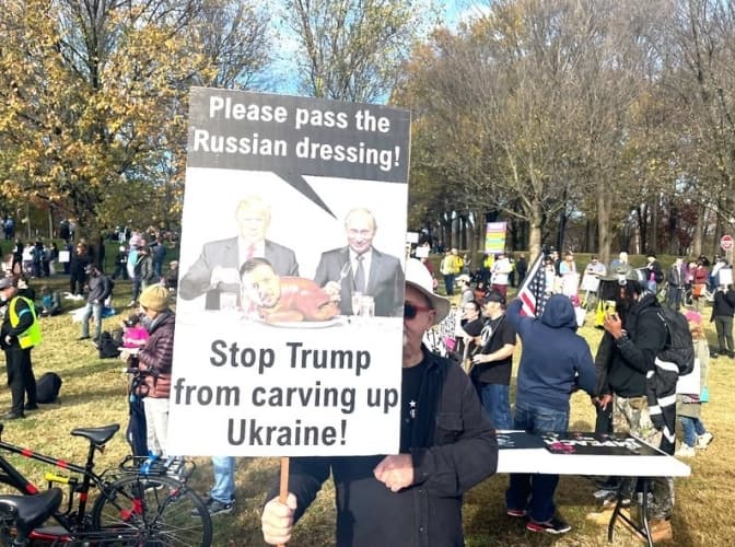 «Трамп продав Україну»: у Вашингтоні сотні людей вимагали імпічменту Дональда Трампа