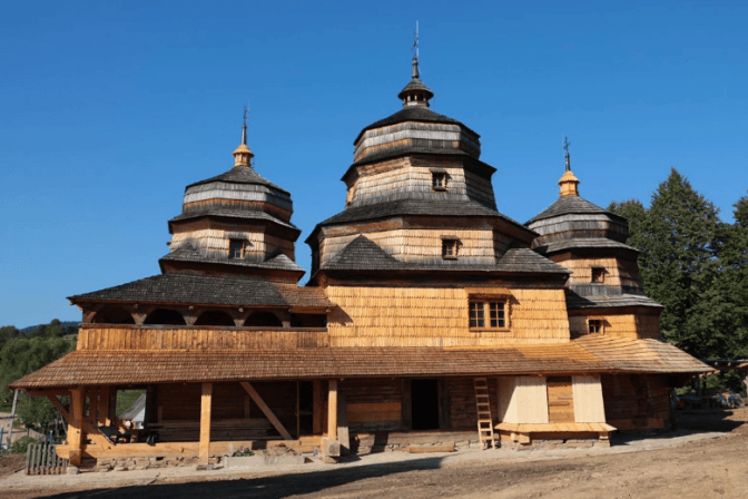 На Львівщині в давній дерев'яній церкві відновлюють унікальні розписи 19 століття