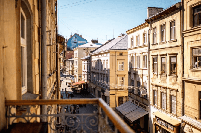 У Львові ресторатори з однієї вулиці об'єднались, щоб пережити кризу. Відео