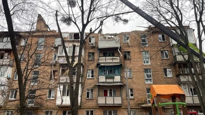 Пошкоджена обстрілом «хрущовка» в Києві стояла всю зиму без консервації: тепер її треба терміново рятувати