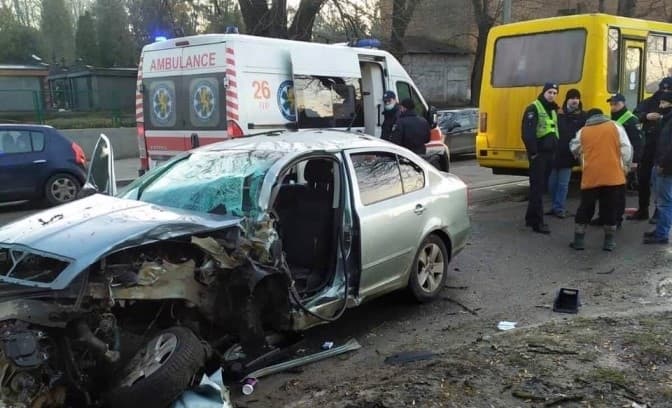 У Львові зіткнулися автомобіль і маршрутка. Є потерпілі