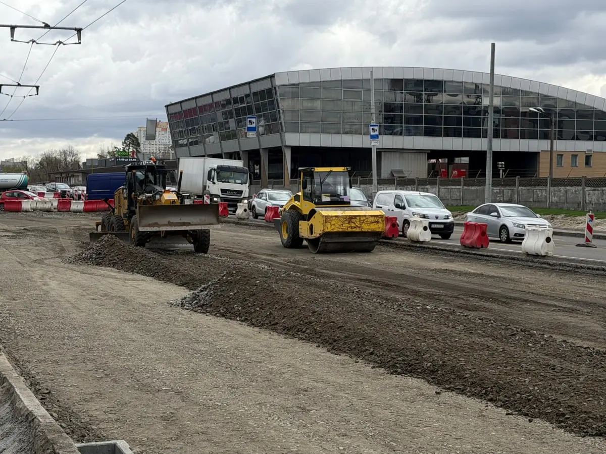 Ремонт біля метро "Дарниця" та обмеження руху: коли дорожники завершать реконструкцію шляхопроводу