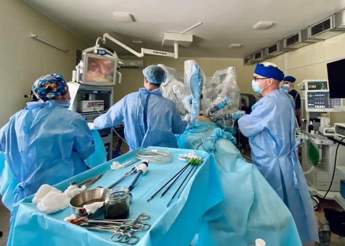 У Львові за допомогою робота-хірурга прооперували жінку з ожирінням