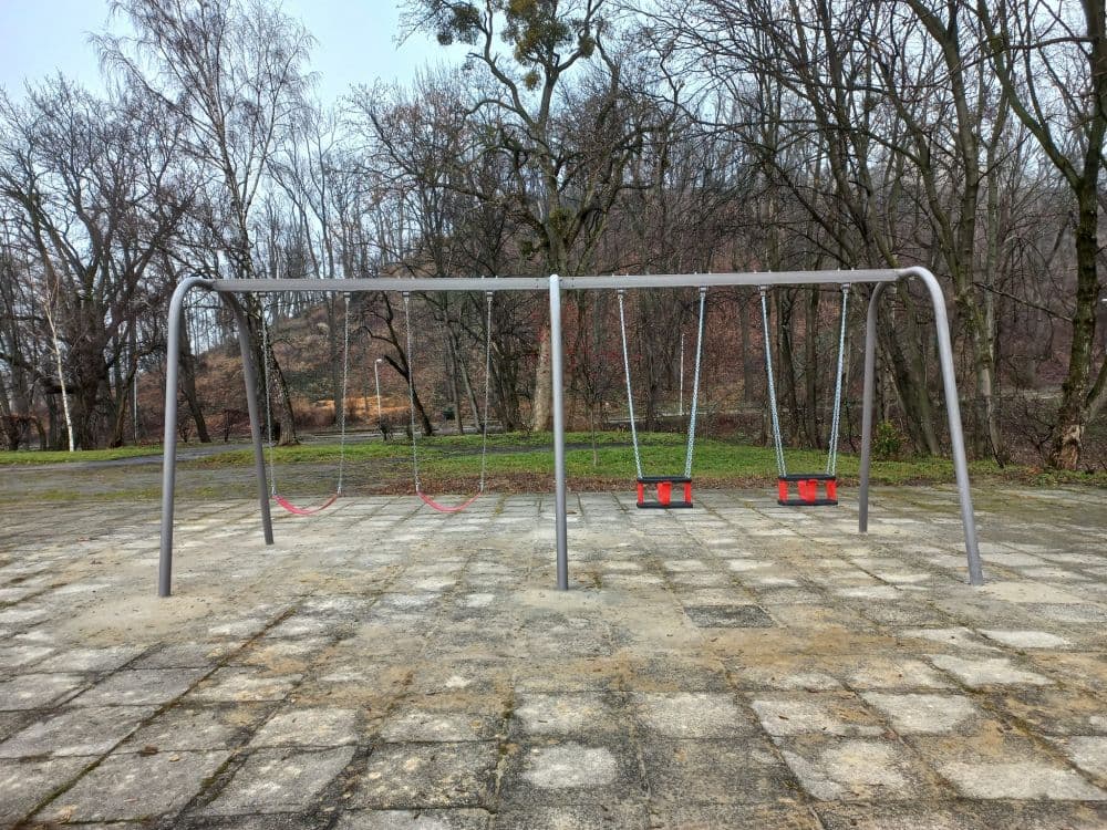 У парку «Високий замок» встановили гойдалки та висадили дерева