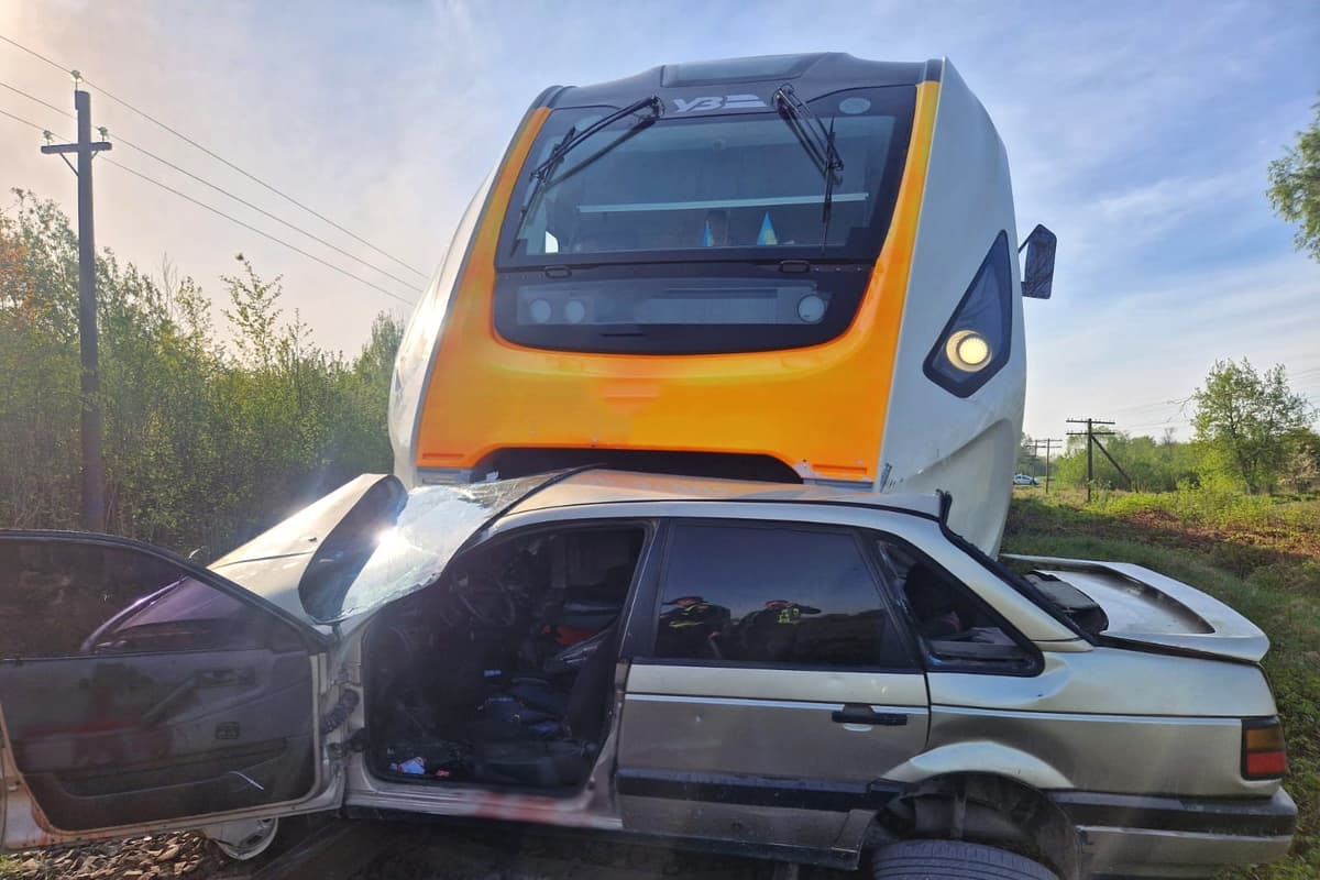 На Львівщині поїзд зіткнувся з автомобілем