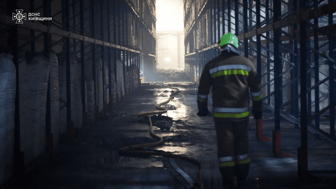 На Київщині п’яту добу ліквідовують наслідки російського удару по промисловому підприємству