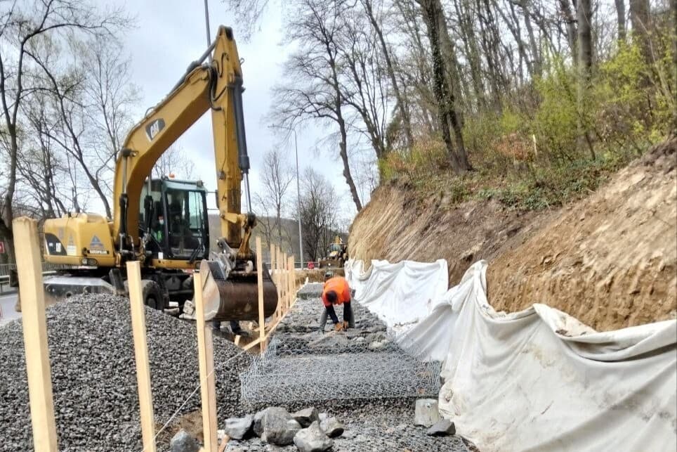 Будівельний майданчик біля підніжжя крутого земляного схилу / фото: ЛМР