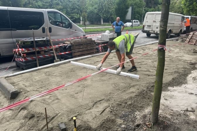 У Львові встановлюють кассельські бордюри. Фото