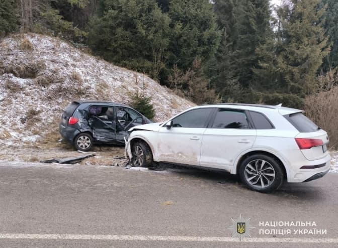 На Львівщині внаслідок зіткнення двох авто госпіталізували неповнолітнього