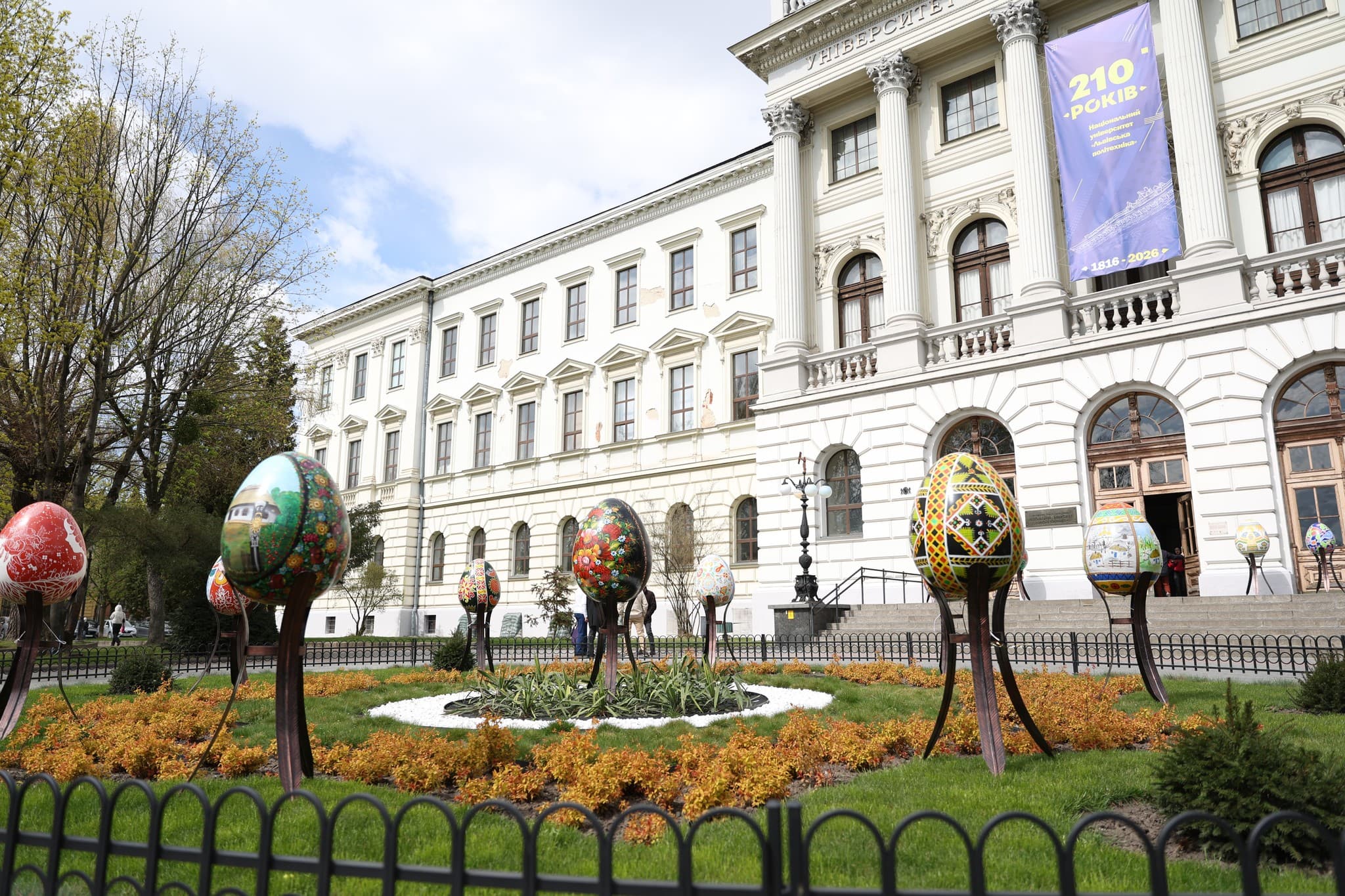 Виставка писанок біля Львівської політехніки / фото: НУ "Львівська політехніка"