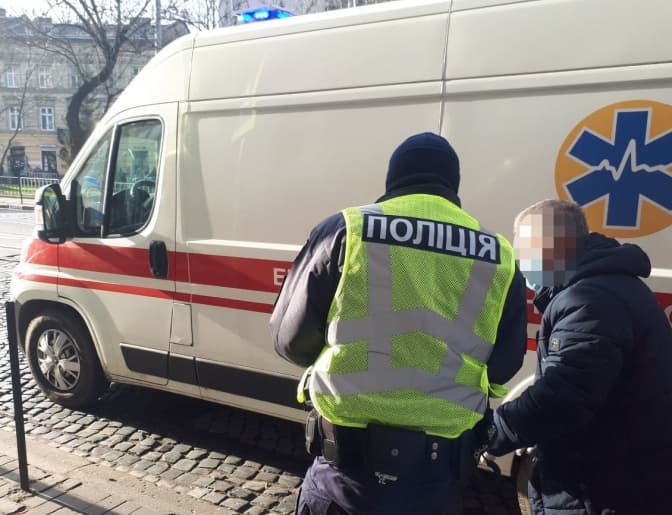 На пішохідному переході в центрі Львова водій маршрутки наїхав на пенсіонерку