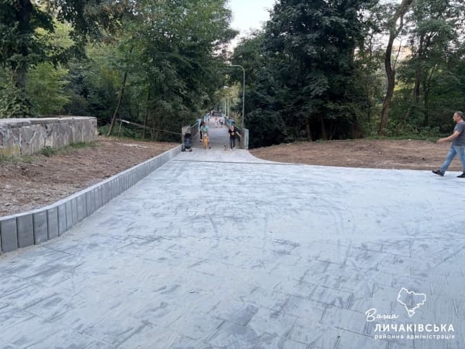 Біля школи №82 у Львові облаштували нове покриття пішохідного мосту