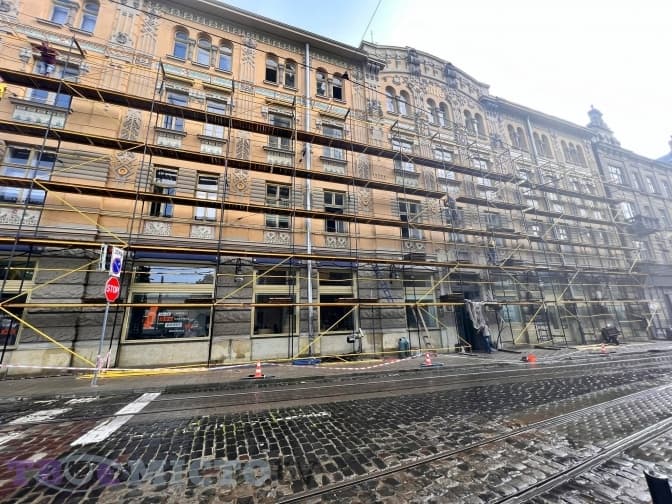 У Львові знімають риштування з будинку колишнього страхового товариства «Дністер»