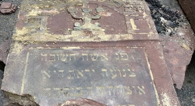 На колишньому подвір’ї НКВС у Львові знайшли десятки нагробних єврейських плит «мацев»