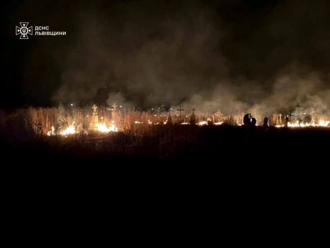 На Львівщині горів цвинтар