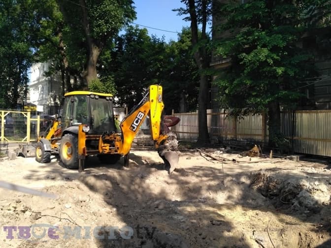 Фото дня. У центрі Львова демонтували фонтан «Кульбаба»