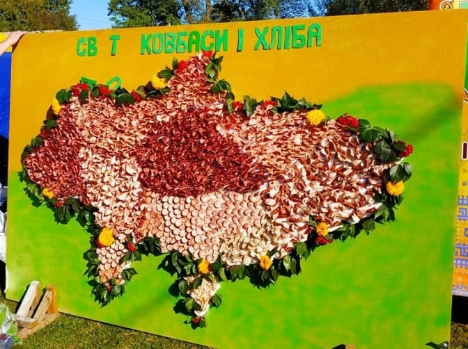 На Львівщині карту України виклали з ковбаси. Фото