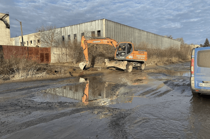 У Львові ремонтують дорогу на вулиці Конюшинній