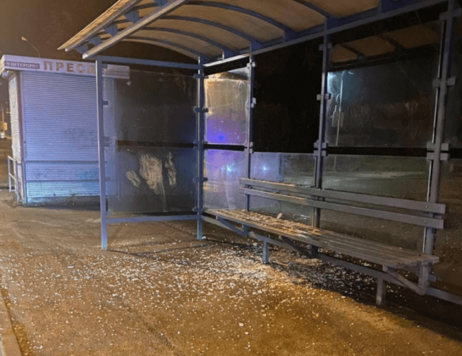 У Львові чоловік розтрощив зупинку громадського транспорту. Коли її відновлять