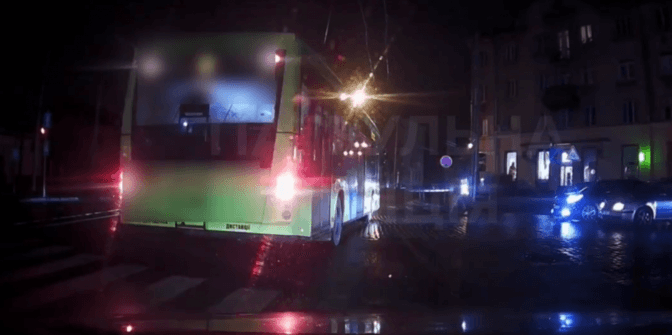 У Львові водій тролейбуса порушив ПДР. На нього винесли постанову