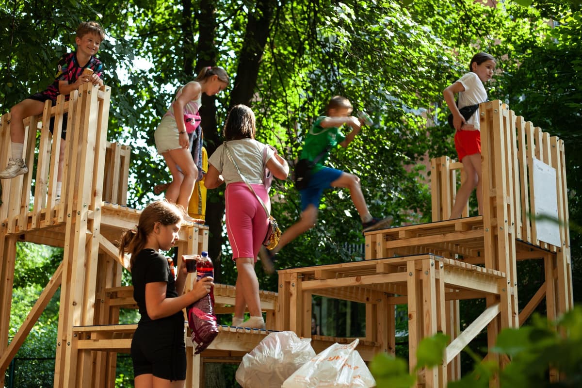 Харківські студенти сконструювали дитячий майданчик для однієї зі львівських шкіл