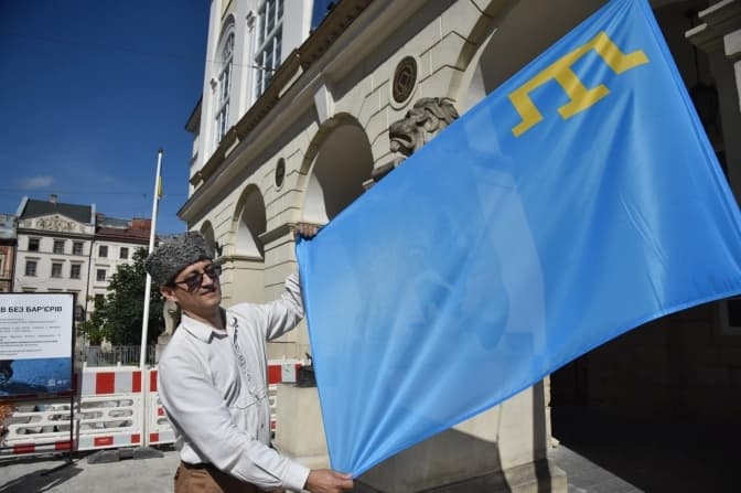 Біля Львівської ратуші замайорів кримськотатарський прапор. Фото