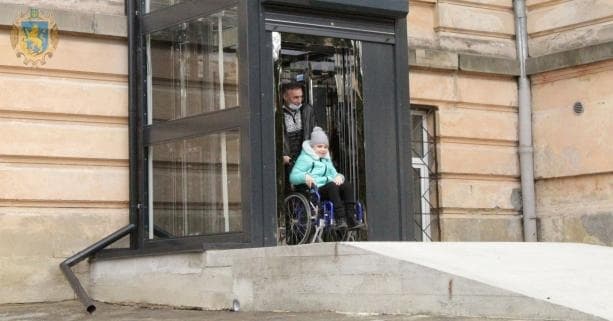 У львівській школі для слабозорих та незрячих встановили зовнішній ліфт. Фото