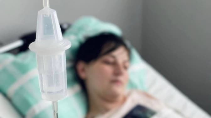 Закрила своїм тілом сина. У львівській лікарні лікують постраждалу від ракетного обстрілу