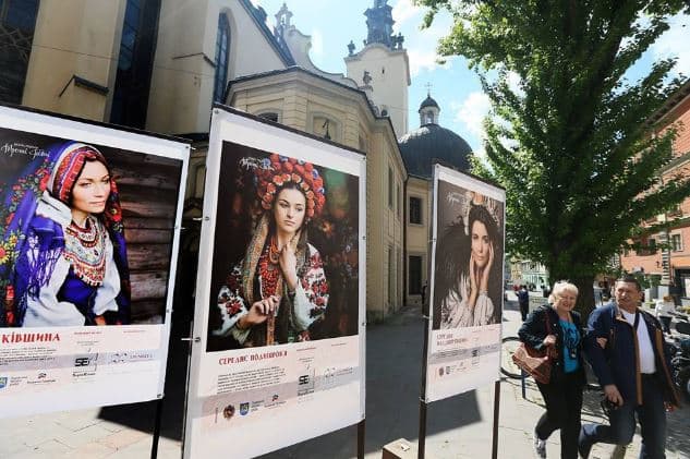 У Львові відкрили фотовиставку вишиванок просто неба