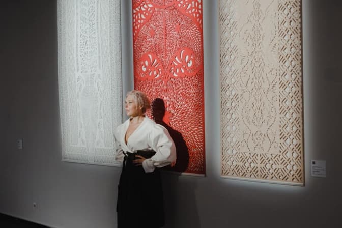 У Києві вперше демонструють витинанку з переробленого листя від львівської майстрині