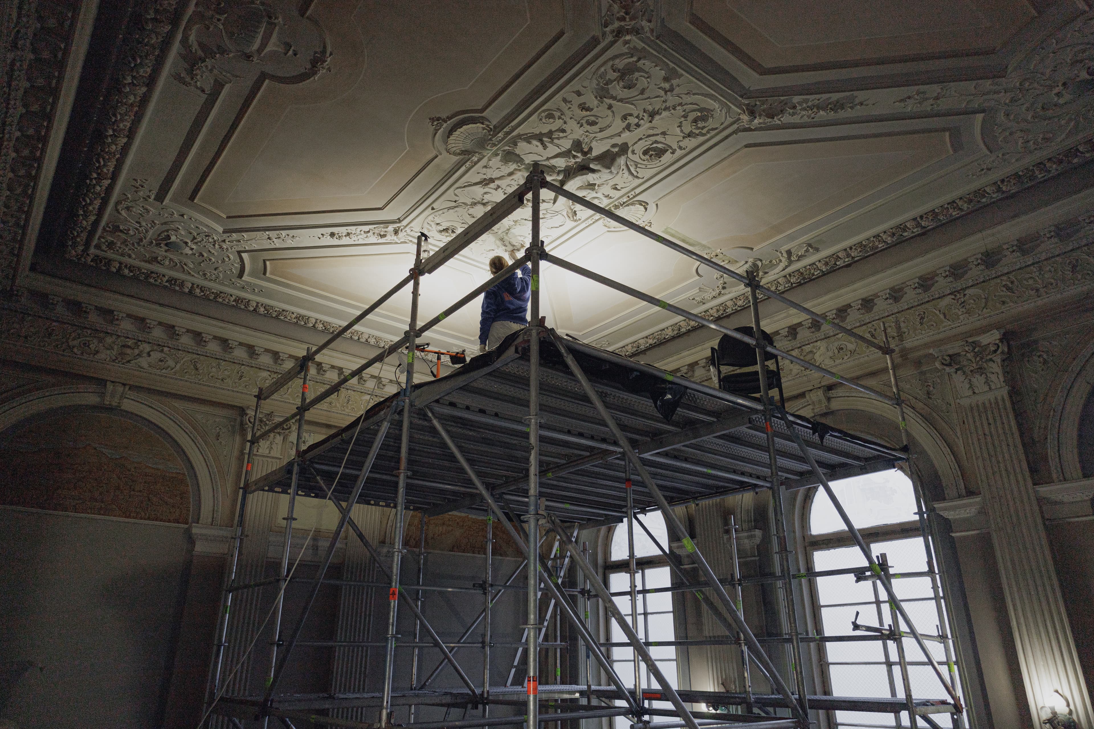 Реставраційні дослідження у будинку з Меркурієм