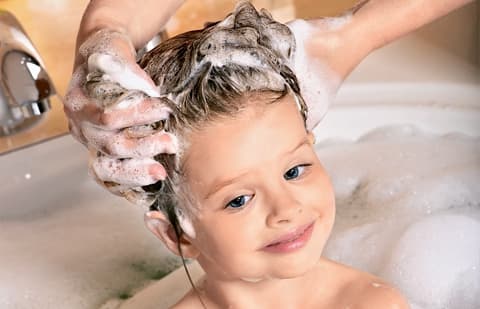 Львівських батьків закликають перевірити дітей на педикульоз перед школою