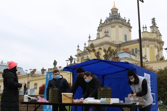 Сьогодні у Львові потребуючим роздавали їжу, а завтра просять прийти до храмів з продуктами для бідних