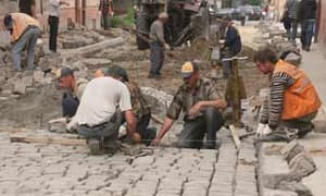 На вулиці Ляйнберга асфальт замінили бруківкою. Рух транспорту вже відновлено