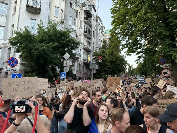"Антикорупція не лякає, якщо не красти". Тисячі людей протестують у Києві проти закону, який обмежує повноваження НАБУ та САП