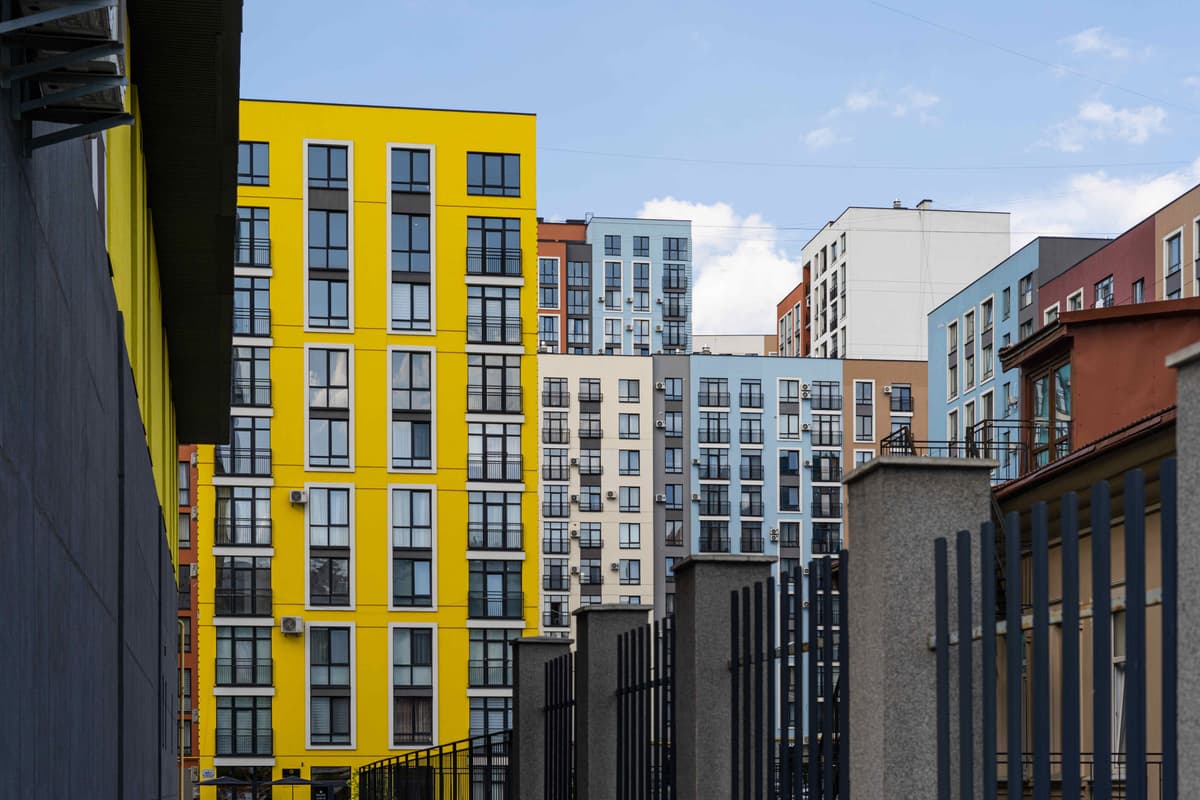 Багатоквартирним будинкам з електричним опаленням не вимикатимуть світло, їх віднесли до критичної інфраструктури