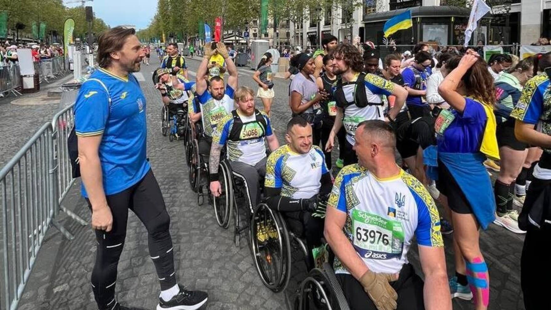 Львів’яни на кріслах колісних у формі з українською символікою готуються до забігу / фото: ЛМР