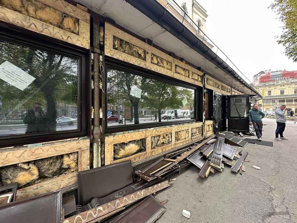 В центрі Львова почали демонтаж “Язикатої тещі”, з якою “воювало” місто