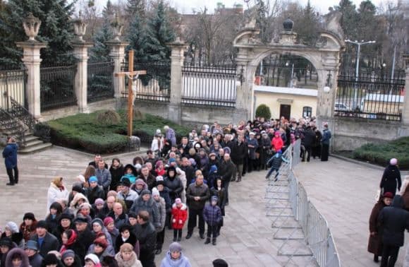 У Львові тисячі вірян моляться за мир. Відео