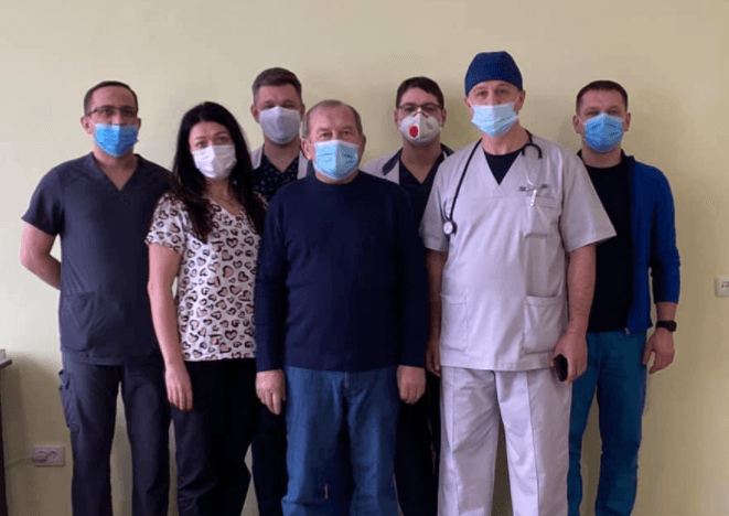 «Пішов на своїх ногах». Львівські лікарі витягнули чоловіка із критичного стану