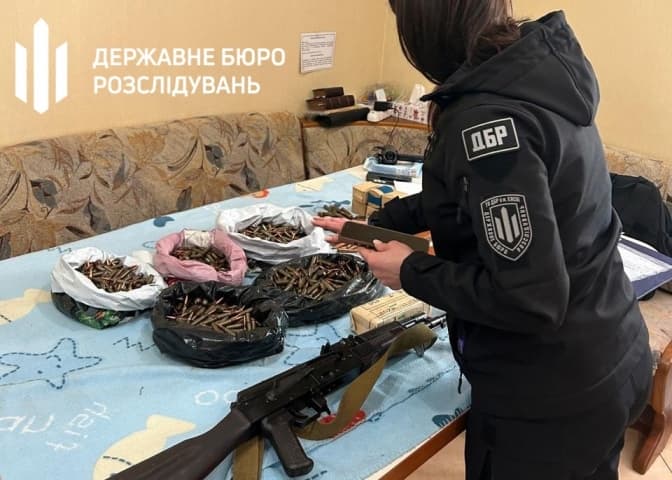 У гаражі в Києві знайшли автомати, гранати, гвинтівки і патрони. Їх передали на потреби ЗСУ