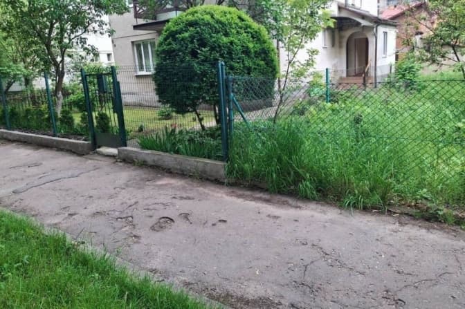 До однієї з поліклінік Львова облаштують новий тротуар із тактильною плиткою: роботи триватимуть два тижні