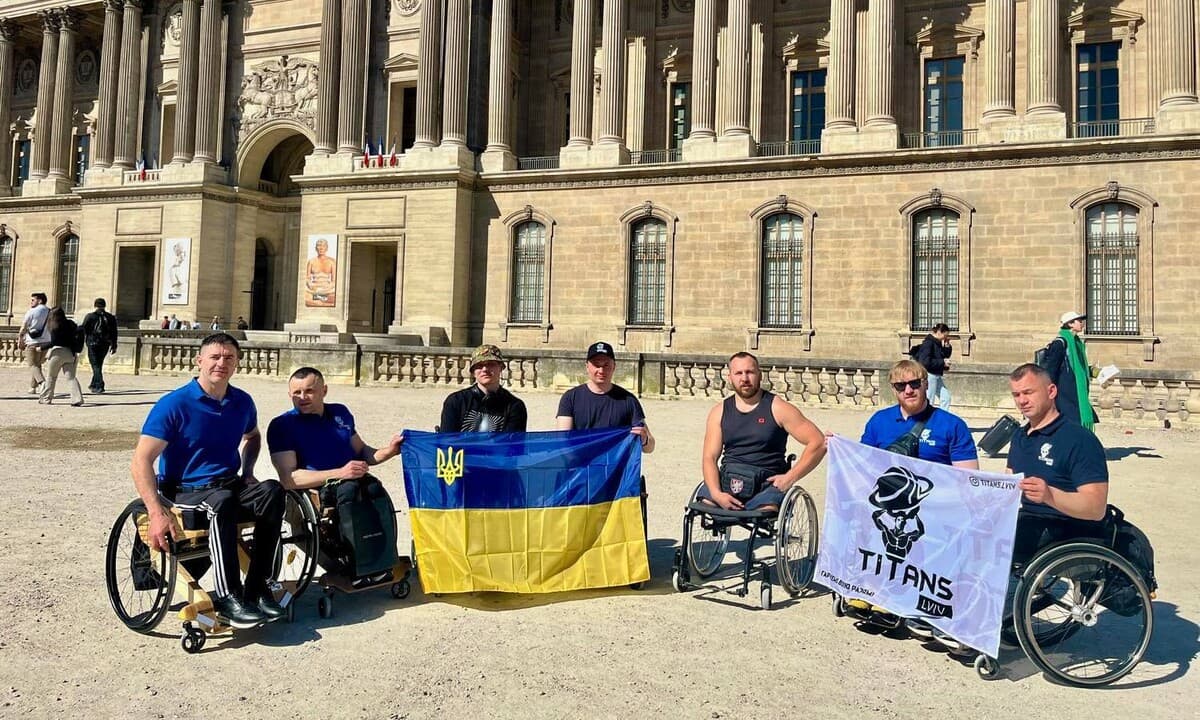 Львівські ветерани на одній із площ Парижу тримають прапори України та клубу "Титани-Львів"/ фото: ЛМР